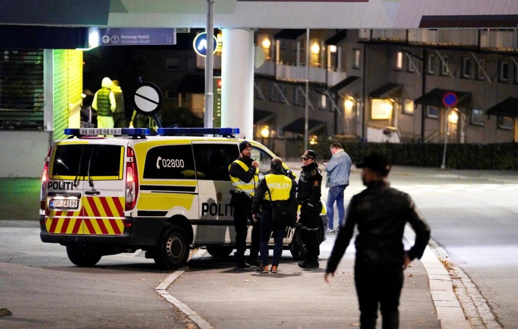 En 18-åring ble fraktet til sykehus etter å ha blitt knivstukket i ryggen på Veitvet i begynnelsen av oktober. Likevel mener politiet volden ikke har økt i høst. Foto: Fredrik Hagen / NTB scanpix En 18-åring ble fraktet til sykehus etter å ha blitt knivstukket i ryggen på Veitvet i begynnelsen av oktober. Likevel mener politiet volden ikke har økt i høst. Foto: Fredrik Hagen / NTB scanpix