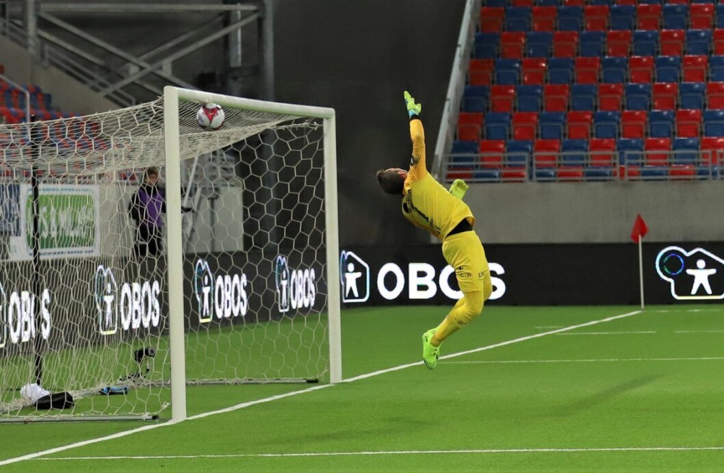 Brann-keeper Håkon Opdal strekker seg forgjeves etter ballen. Herolind Shala gir Vålerenga ledelsen 1-0. Foto: André Kjernsli Brann-keeper Håkon Opdal strekker seg forgjeves etter ballen. Herolind Shala gir Vålerenga ledelsen 1-0. Foto: André Kjernsli