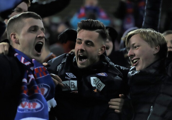 Aron Dønnum hoppet opp på tribunen og jublet med VIF-supportere i det fløyta gikk. Foto: André Kjernsli Aron Dønnum hoppet opp på tribunen og jublet med VIF-supportere i det fløyta gikk. Foto: André Kjernsli