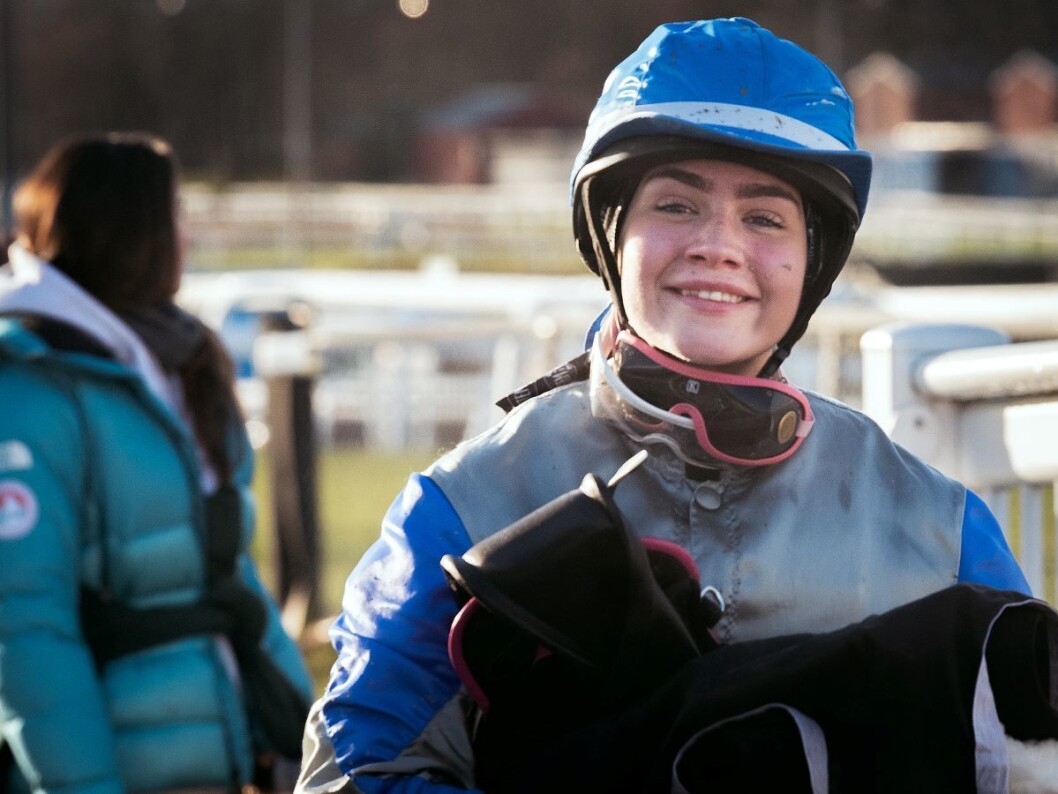 Ingen seier på Viktoria Aurora Hughes, men hun var godt fornøyd med tredjeplassen. Legg merke til at hun har med seg flere par briller, og at rytterne på Øvrevoll rider uten pisk. Foto: Bjørnar Morønning Ingen seier på Viktoria Aurora Hughes, men hun var godt fornøyd med tredjeplassen. Legg merke til at hun har med seg flere par briller, og at rytterne på Øvrevoll rider uten pisk. Foto: Bjørnar Morønning