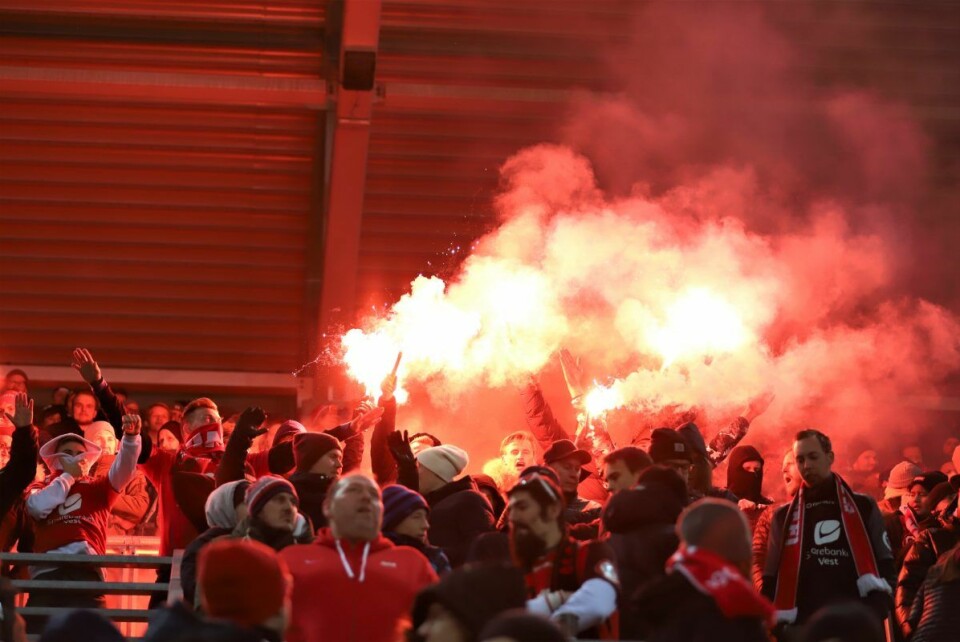 Brann-supportere med bluss på tribunen. Et tosifret antall bluss ble også kastet inn på banen. Foto: André Kjernsli