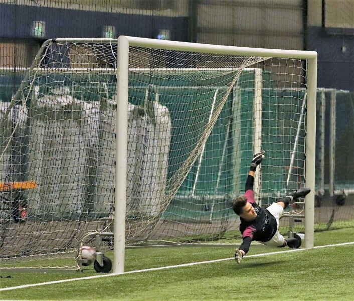 Gamle Oslos keeper måtte ut i full bredde i forsøkte på å nå ballen fra Sagene. Foto: Arvid Sivertsen Gamle Oslos keeper måtte ut i full bredde i forsøkte på å nå ballen fra Sagene. Foto: Arvid Sivertsen