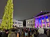 Julegran tennes på Universitetsplassen første søndag i advent. Her fra 2025