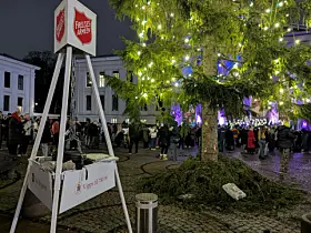 Julegran tennes på Universitetsplassen første søndag i advent. Her fra 2025