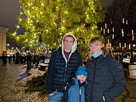 – For et fantastisk tre! Dette er veldig flott tradisjon, sier Lindsay Heggdal, her sammen med barna William (t.v.) og Christian.
