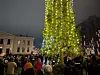Julegran tennes på Universitetsplassen første søndag i advent. Her fra 2025