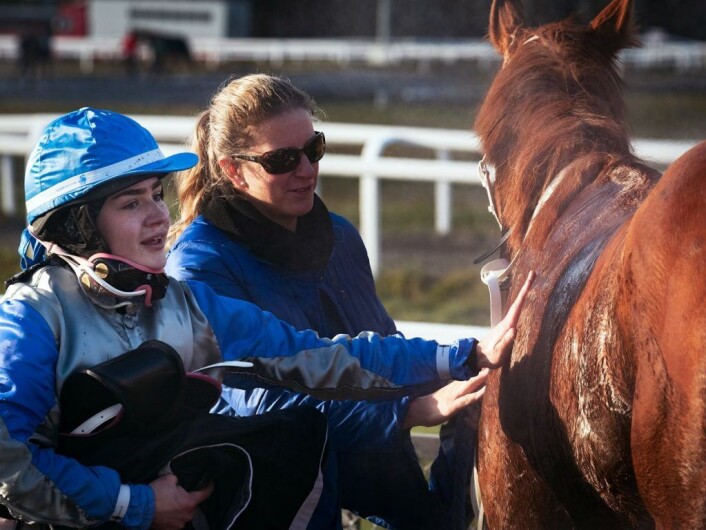 En sliten og svett Ciccarelli får en god klapp av sin rytter etter løpet. Foto: Bjørnar Morønnng En sliten og svett Ciccarelli får en god klapp av sin rytter etter løpet. Foto: Bjørnar Morønnng