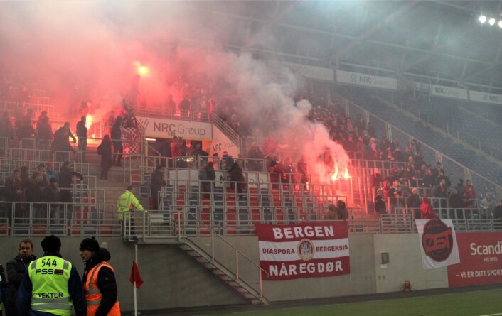 Brann-supporterne med bluss både på tribunen og ut på banen. Men Vålerengas Herolind Shala er begeistret for stemningen som skapes: — Jeg synes dette bare er morsomt, sier VIF-profilen til VårtOslo. Foto: André Kjernsli Brann-supporterne med bluss både på tribunen og ut på banen. Men Vålerengas Herolind Shala er begeistret for stemningen som skapes: — Jeg synes dette bare er morsomt, sier VIF-profilen til VårtOslo. Foto: André Kjernsli