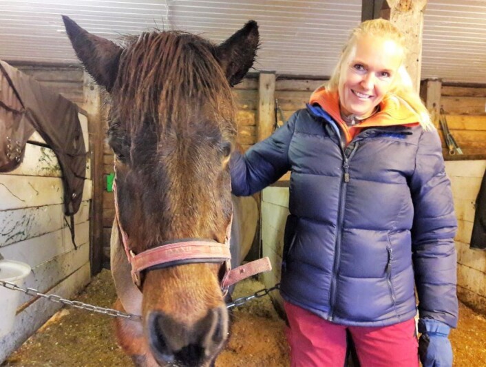 Lektor ved Sollerustranda skole Kristin Bærøe, og islandshesten Glitnir gjør begge en innsats for å gi ungdommer kunnskap. Foto: Anders Høilund Lektor ved Sollerustranda skole Kristin Bærøe, og islandshesten Glitnir gjør begge en innsats for å gi ungdommer kunnskap. Foto: Anders Høilund