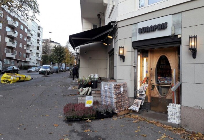 Lykkelig er de butikkene som har et gatehjørne som nabo. Bunnpris får varene levert i Gabels gate. Foto: Ander Høilund Lykkelig er de butikkene som har et gatehjørne som nabo. Bunnpris får varene levert i Gabels gate. Foto: Ander Høilund