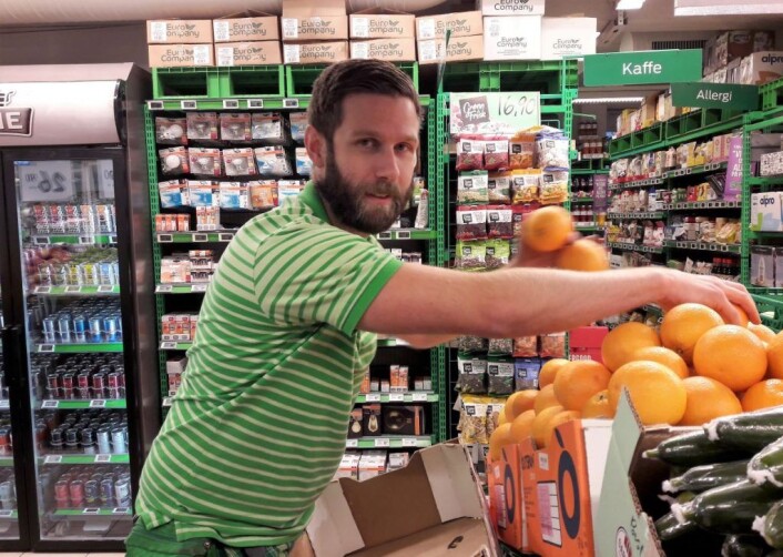 Butikksjef Ole Martin Stenseth hos KIWI nærmest sjonglerer med appelsinene. Frukten får han levert fra lastebiler parkert i Lambrechts gate. Foto: Anders Høilund Butikksjef Ole Martin Stenseth hos KIWI nærmest sjonglerer med appelsinene. Frukten får han levert fra lastebiler parkert i Lambrechts gate. Foto: Anders Høilund