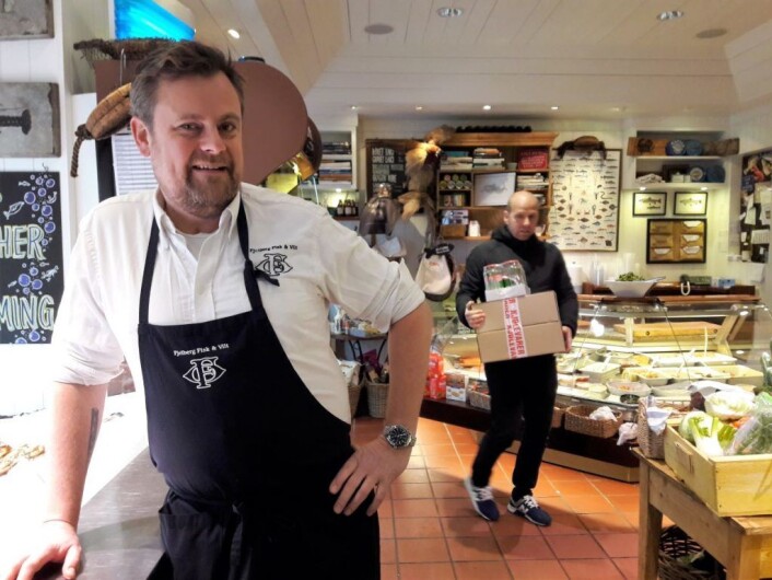 Vareleveringen til delikatessebutikken i Bygdøy allé skiller seg fra leveringen til dagligvarekjedene ved at det kommer mange små partier med varer gjennom hele dagen. Her får butikkansvarlig Christopher Lossius Bergman nye varer. Foto: Anders Høilund Vareleveringen til delikatessebutikken i Bygdøy allé skiller seg fra leveringen til dagligvarekjedene ved at det kommer mange små partier med varer gjennom hele dagen. Her får butikkansvarlig Christopher Lossius Bergman nye varer. Foto: Anders Høilund