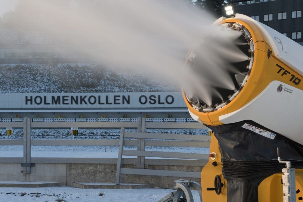 Mandag ble snøkanonene fyrt opp i Holmenkollen. Det betyr at folk kan snart spenne på seg langrennsski og gå en lengre og bedre lysløype. Selv om naturens egen snø foreløpig lar vente på seg. Foto: Oslo kommune Mandag ble snøkanonene fyrt opp i Holmenkollen. Det betyr at folk kan snart spenne på seg langrennsski og gå en lengre og bedre lysløype. Selv om naturens egen snø foreløpig lar vente på seg. Foto: Oslo kommune