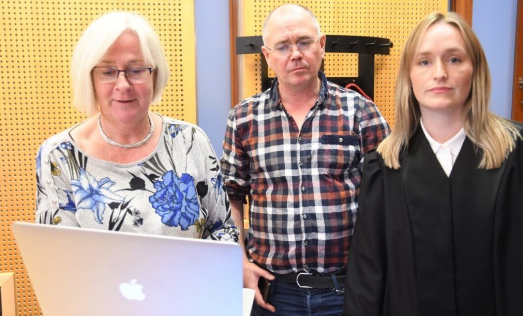 � Jeg var på Karl Johan som politiker. Nå godtar retten at politiet kan innskrenke min politiske virksomhet, sier Stig Berntsen. Her i retten flankert av advokat Berit Jagmann (til v.) og advokatfullmektig Oda Bjørvik. Foto: Christian Boger � Jeg var på Karl Johan som politiker. Nå godtar retten at politiet kan innskrenke min politiske virksomhet, sier Stig Berntsen. Her i retten flankert av advokat Berit Jagmann (til v.) og advokatfullmektig Oda Bjørvik. Foto: Christian Boger