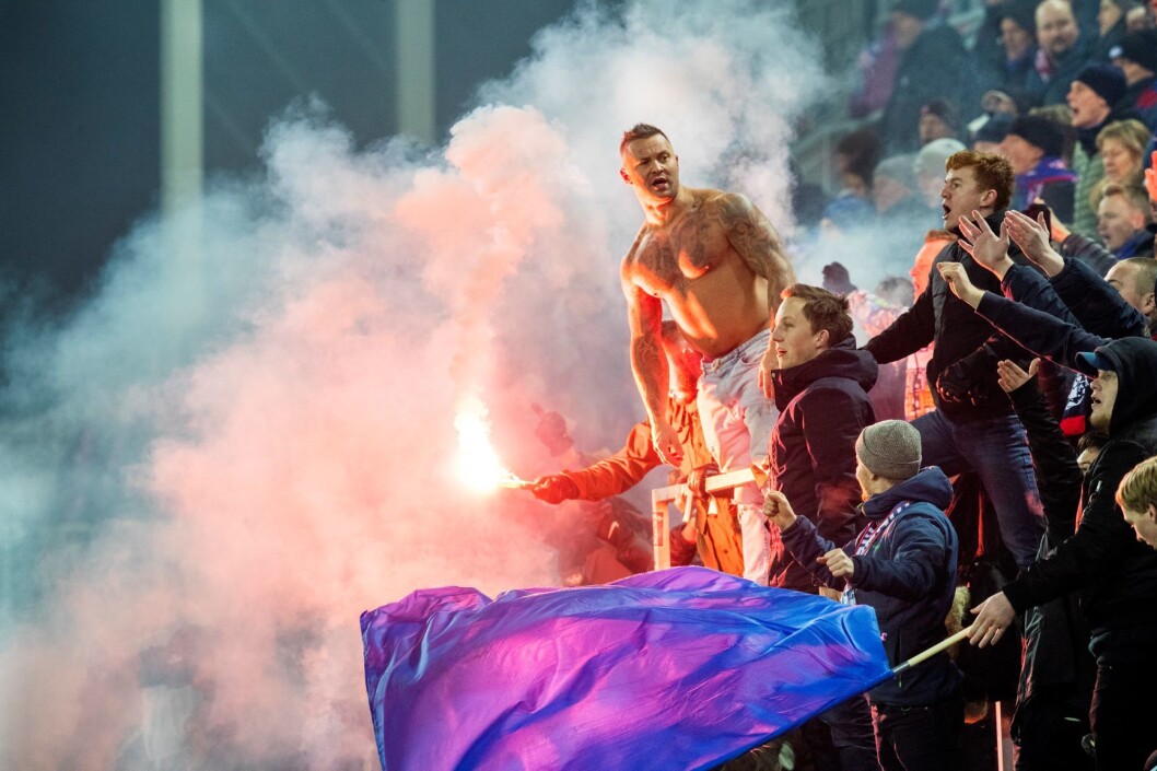 Vålerenga supportere med pyro under eliteseriekampen i fotball mellom Vålerenga og Brann på Intility Arena Foto: Berit Roald / NTB scanpix Vålerenga supportere med pyro under eliteseriekampen i fotball mellom Vålerenga og Brann på Intility Arena Foto: Berit Roald / NTB scanpix