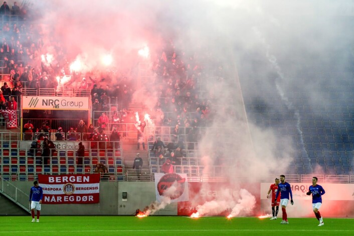 Brannsupportere kaster bluss og fyrverkeri ut på banen under eliteseriekampen i fotball mellom Vålerenga og Brann på Intility Arena Foto: Berit Roald / NTB scanpix Brannsupportere kaster bluss og fyrverkeri ut på banen under eliteseriekampen i fotball mellom Vålerenga og Brann på Intility Arena Foto: Berit Roald / NTB scanpix