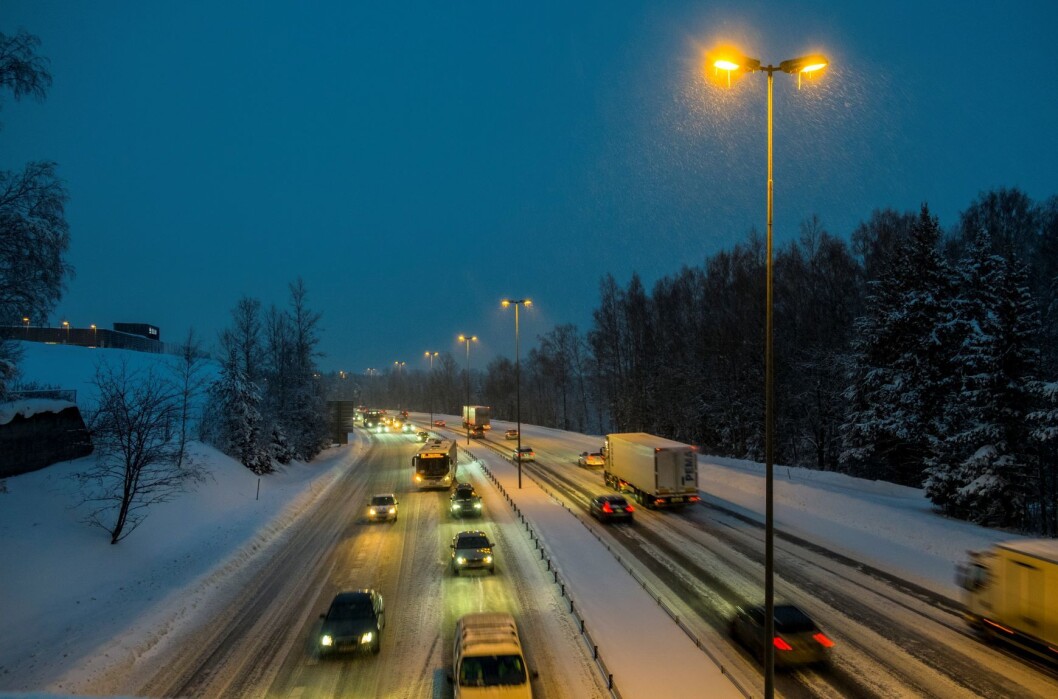 Nedbøren på fredag og lørdag kan komme som både sludd og snø, og kan by på konsekvenser for trafikantene. Snøvær på E6 ved Skedsmokorset i fjor vinter. Fredag og lørdag skal den igjen dale hvitt på Østlandet. Foto: Vidar Ruud / NTB scanpix Nedbøren på fredag og lørdag kan komme som både sludd og snø, og kan by på konsekvenser for trafikantene. Snøvær på E6 ved Skedsmokorset i fjor vinter. Fredag og lørdag skal den igjen dale hvitt på Østlandet. Foto: Vidar Ruud / NTB scanpix