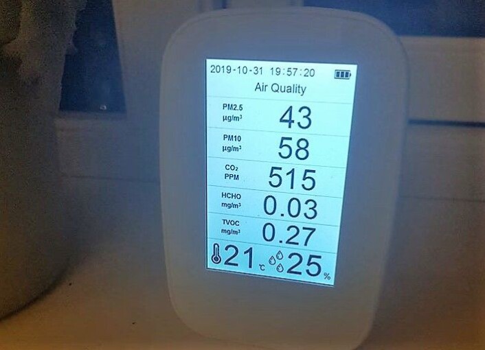 � Luftkvaliteten på Carl Berner etter et par minutters lufting. Finkornet støv på 2.5 og 10 microgram er dessverre skyhøyt over helseskadelig nivåer for mange med hjerte-, blodkar- og lungelidelser og for eldre med dårlige helse, forteller Dragnes. Foto: Nikolai Dragnes � Luftkvaliteten på Carl Berner etter et par minutters lufting. Finkornet støv på 2.5 og 10 microgram er dessverre skyhøyt over helseskadelig nivåer for mange med hjerte-, blodkar- og lungelidelser og for eldre med dårlige helse, forteller Dragnes. Foto: Nikolai Dragnes