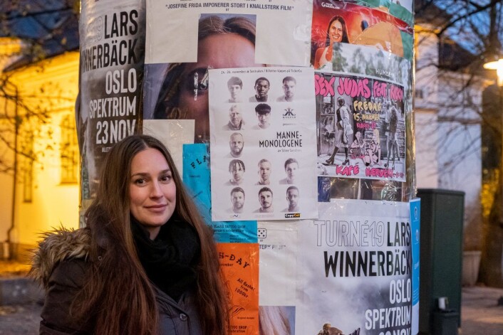 Den ferske teaterregissøren viser stolt frem plakaten på sin kommende forestilling, Mannemonologene. Foto: Erik Holland Haukebø Den ferske teaterregissøren viser stolt frem plakaten på sin kommende forestilling, Mannemonologene. Foto: Erik Holland Haukebø