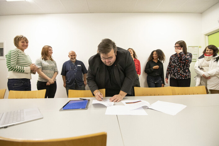 Her signerer nestleder i det nye bydelsutvalget i bydel Sagene, Jørgen Foss (AP) felleserklæringen til rød-grønne i bydelen. Foto: Olav Helland Her signerer nestleder i det nye bydelsutvalget i bydel Sagene, Jørgen Foss (AP) felleserklæringen til rød-grønne i bydelen. Foto: Olav Helland