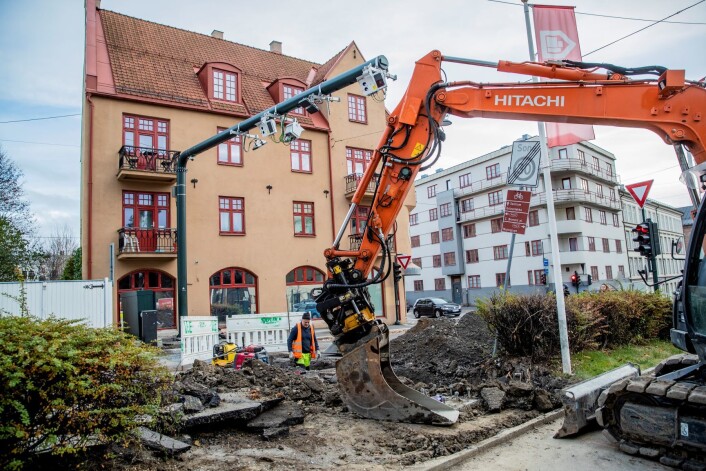 Flyttingen av den mye omdiskuterte bomstasjonen i Sandakerveien er i gang. Masten til bomstasjonen flyttes over på den andre siden av veien. Foto: Stian Lysberg Solum / NTB scanpix Flyttingen av den mye omdiskuterte bomstasjonen i Sandakerveien er i gang. Masten til bomstasjonen flyttes over på den andre siden av veien. Foto: Stian Lysberg Solum / NTB scanpix
