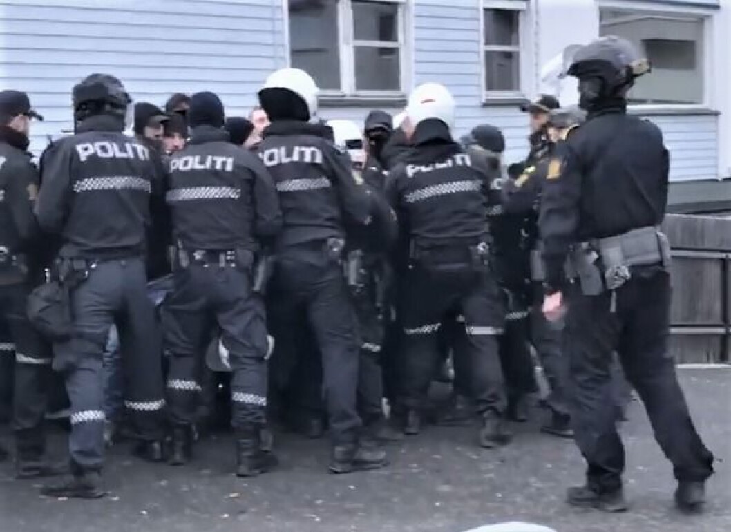 Politiet er i ferd med å arrestere og transportere bort 28 antirasister. Foto: Privat Politiet er i ferd med å arrestere og transportere bort 28 antirasister. Foto: Privat