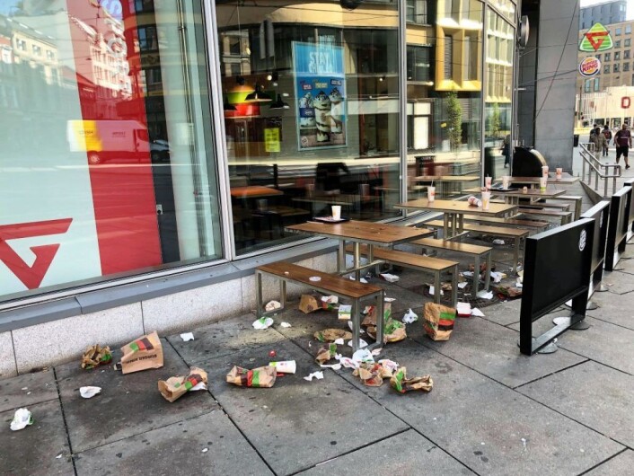 Utenfor Burger King i Storgata lå det an til rottefest i august. Matrester på bakken er kjærkomment fôr for byrottene. Foto: Lars Dalen Utenfor Burger King i Storgata lå det an til rottefest i august. Matrester på bakken er kjærkomment fôr for byrottene. Foto: Lars Dalen