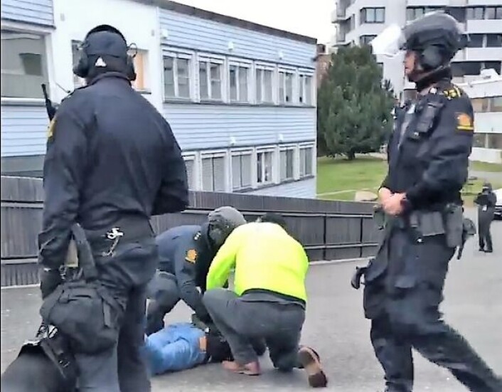Her blir en demonstrant holdt nede av to politimenn. Politimannen til venstre holder en schæferhund. Foto: Privat Her blir en demonstrant holdt nede av to politimenn. Politimannen til venstre holder en schæferhund. Foto: Privat