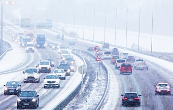 Snø og svært glatte veier forsinker trafikken