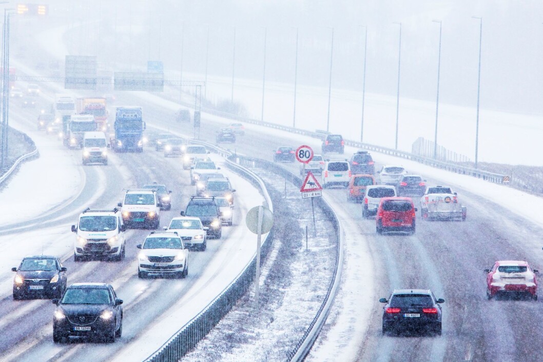 Tett trafikk på E18 gjennom Bærum fredag formiddag, der snøvær førte til glatte veier. Foto: Ørn E. Borgen / NTB scanpix Tett trafikk på E18 gjennom Bærum fredag formiddag, der snøvær førte til glatte veier. Foto: Ørn E. Borgen / NTB scanpix