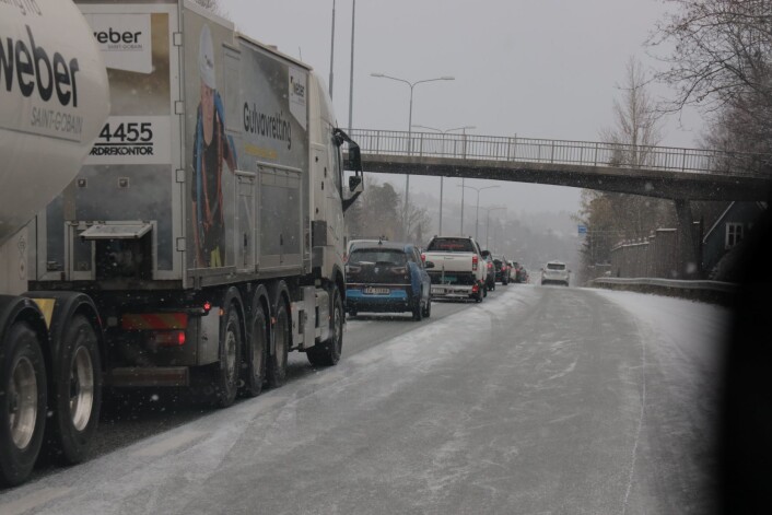 Tett trafikk på E 18 gjennom Bærum fredag formiddag, der snøvær førte til glatte veier. Foto: Ørn E. Borgen / NTB scanpix Tett trafikk på E 18 gjennom Bærum fredag formiddag, der snøvær førte til glatte veier. Foto: Ørn E. Borgen / NTB scanpix