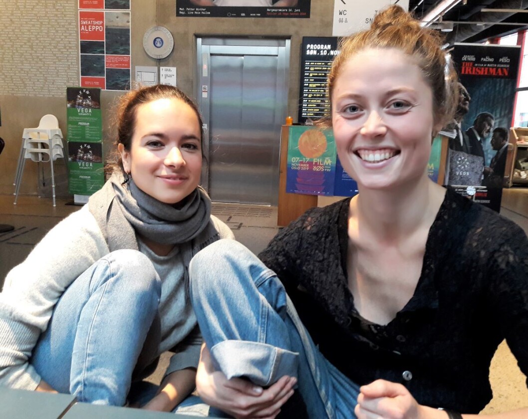 Sirkusartister sitter ikke som andre folk på stolen. Tamar Ohana Goksøyr (til venstre) og Mari Dahl Stoknæs beviser det. Foto: Anders Høilund Sirkusartister sitter ikke som andre folk på stolen. Tamar Ohana Goksøyr (til venstre) og Mari Dahl Stoknæs beviser det. Foto: Anders Høilund