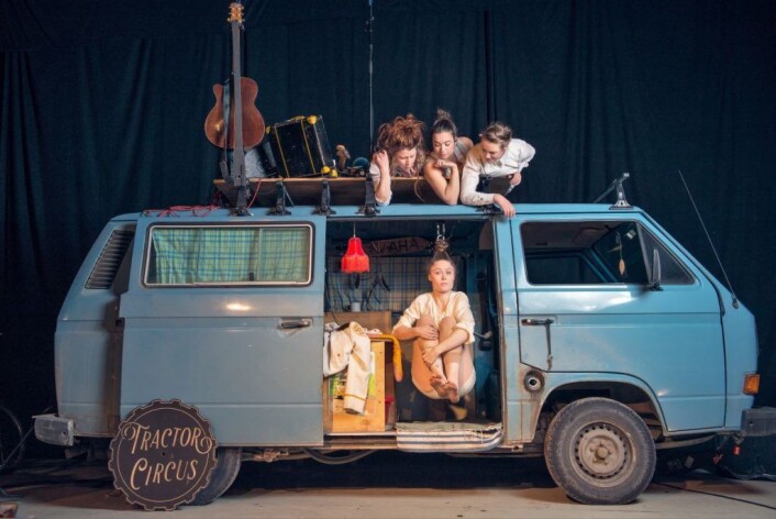 Tractor Circus Project består av Elona Planman, Tamar Ohana Goksøyr og Linn Holm på taket av folkevognbussen. Mari Dahl Stoknæs henger etter håret inne i bilen. Foto: Einar Kling-Odencrants Tractor Circus Project består av Elona Planman, Tamar Ohana Goksøyr og Linn Holm på taket av folkevognbussen. Mari Dahl Stoknæs henger etter håret inne i bilen. Foto: Einar Kling-Odencrants