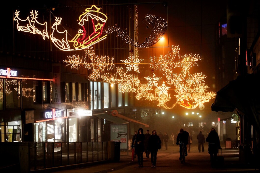 Julebelysning i Nedre Grensen. Årets juleshopping vil nå nytt rekordnivå, hvis handelsbransjens egne tall slår til. Foto: Erlend Aas / Scanpix Julebelysning i Nedre Grensen. Årets juleshopping vil nå nytt rekordnivå, hvis handelsbransjens egne tall slår til. Foto: Erlend Aas / Scanpix