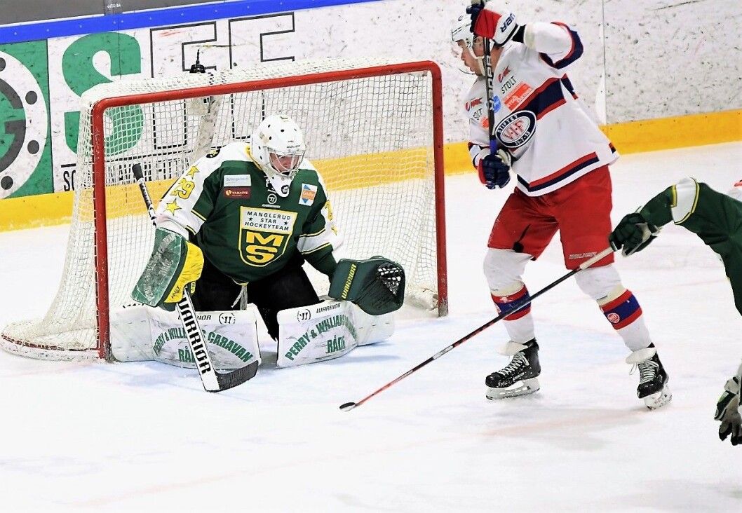Godt voksne MS-tilhengere husket kanskje tilbake til Jørn Goldsteins glansdager lørdag kveld. Dagens MS-keeper, Kris Joyce, var helt på høyden med den gamle keeperkjempen i M/S-buret da Vålereng ble slått 2-1. Foto: Christian Boger Godt voksne MS-tilhengere husket kanskje tilbake til Jørn Goldsteins glansdager lørdag kveld. Dagens MS-keeper, Kris Joyce, var helt på høyden med den gamle keeperkjempen i M/S-buret da Vålereng ble slått 2-1. Foto: Christian Boger