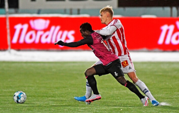 Tromsøs Eric Smith i duell med Vålerengas Mohammed Abu i kampen mellom Tromsø og Vålerenga. Foto: Rune Stoltz Bertinussen / NTB scanpix Tromsøs Eric Smith i duell med Vålerengas Mohammed Abu i kampen mellom Tromsø og Vålerenga. Foto: Rune Stoltz Bertinussen / NTB scanpix