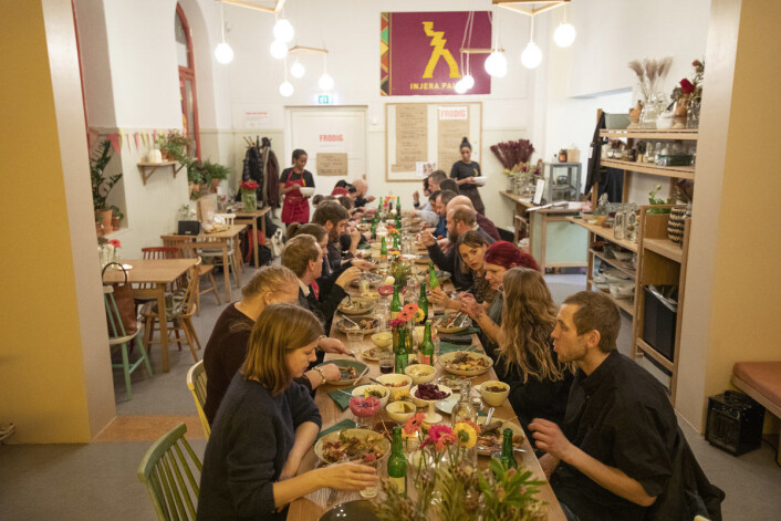 Baristaene fra =Kaffe er vant til å servere andre. I kveld er det de som blir servert. Foto: Olav Helland Baristaene fra =Kaffe er vant til å servere andre. I kveld er det de som blir servert. Foto: Olav Helland