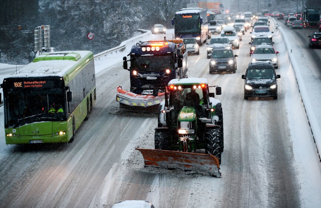 Snø skapte kaos på E18 ved Vækerø inn mot Oslo mandag morgen. Brøytemannskaper hadde problemer med å holde motorveien fri for snø. Foto: Lise Åserud / NTB scanpix Snø skapte kaos på E18 ved Vækerø inn mot Oslo mandag morgen. Brøytemannskaper hadde problemer med å holde motorveien fri for snø. Foto: Lise Åserud / NTB scanpix