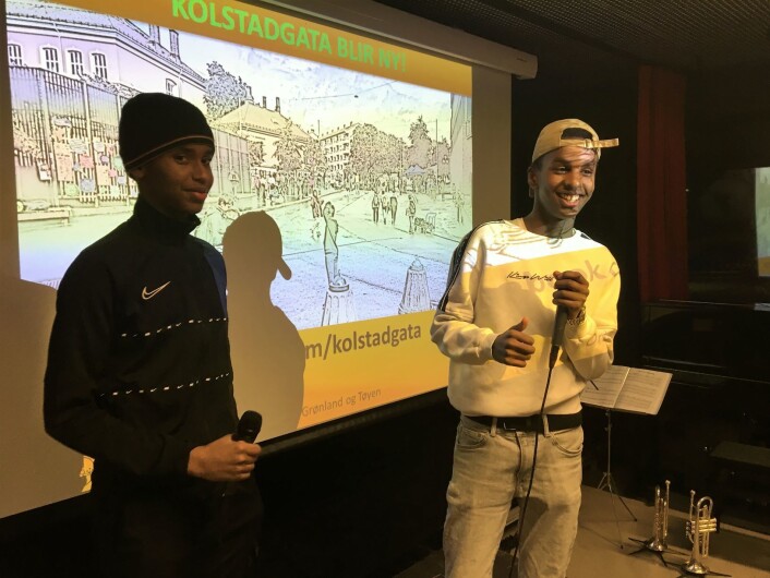 Hamse (til v.) og Youssef fra Medvirkningsgjengen var kveldens konferansierer. Foto: Oda Berby Hamse (til v.) og Youssef fra Medvirkningsgjengen var kveldens konferansierer. Foto: Oda Berby