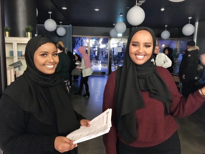 Arafo Ali Jama og Hana Ahmed delte ut stemmesedler til deltakerne på folkemøtet. Foto: Vegard Vellle Arafo Ali Jama og Hana Ahmed delte ut stemmesedler til deltakerne på folkemøtet. Foto: Vegard Vellle