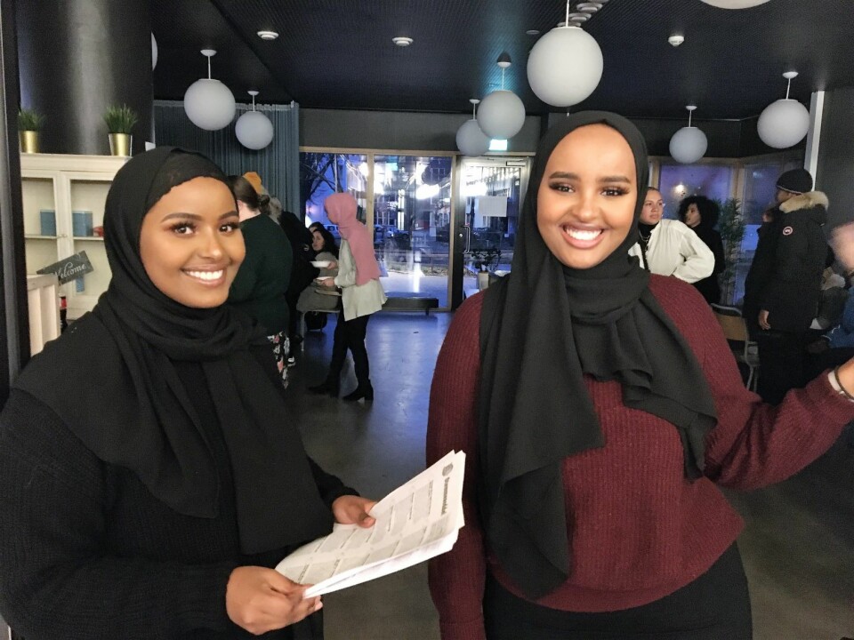 Arafo Ali Jama og Hana Ahmed delte ut stemmesedler til deltakerne på folkemøtet. Foto: Vegard Vellle