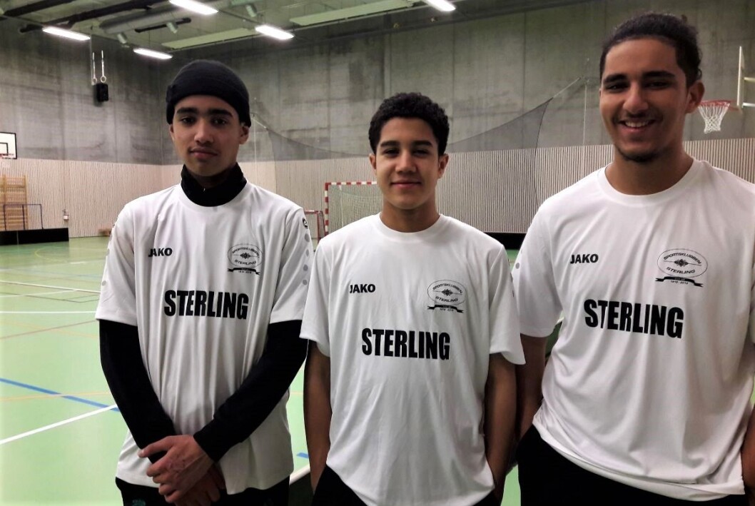 Ayoub, Souhaieb og Muhamed er ansatt av Sterling for å være aktivitetsledere i Vahl flerbrukshall. Foto: Andes Høilund Ayoub, Souhaieb og Muhamed er ansatt av Sterling for å være aktivitetsledere i Vahl flerbrukshall. Foto: Andes Høilund