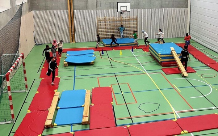 På fredager får barna prøvd seg på all-idrettstrening, mens mødrene har sumbatrening på andresiden av veggen. Foto: Sterling På fredager får barna prøvd seg på all-idrettstrening, mens mødrene har sumbatrening på andresiden av veggen. Foto: Sterling