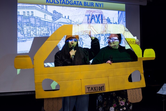 Wid Al-Saedy og Gisken Sofie vil sette ut en gammel taxi i gata. Denne kan fungerer som en møteplass og være et sted folk kan melde inn sine arrangementer. Foto: Oda Berby Wid Al-Saedy og Gisken Sofie vil sette ut en gammel taxi i gata. Denne kan fungerer som en møteplass og være et sted folk kan melde inn sine arrangementer. Foto: Oda Berby
