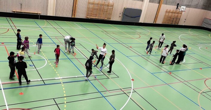 Innebandy er populært, og treningen blir ledet av "proffe" innebandyspillere. Foto: Sterling Innebandy er populært, og treningen blir ledet av "proffe" innebandyspillere. Foto: Sterling