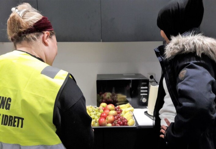 Amira Zantouti og Ayan Ahmed gjør klar frukt for foreldre og barn i Sterling miniklubb. I Vahl flerbrukshall treffes foreldrene, og naboer blir klent med hverandre. Foto: Anders Høilund Amira Zantouti og Ayan Ahmed gjør klar frukt for foreldre og barn i Sterling miniklubb. I Vahl flerbrukshall treffes foreldrene, og naboer blir klent med hverandre. Foto: Anders Høilund