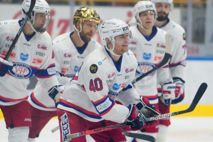 Vålerengaspillerne jubler for Oskar Hjartåker Blegen (midten) og 3-1-redusering i bortekampen mot Storhamar. Foto: Fredrik Hagen / NTB scanpix Vålerengaspillerne jubler for Oskar Hjartåker Blegen (midten) og 3-1-redusering i bortekampen mot Storhamar. Foto: Fredrik Hagen / NTB scanpix