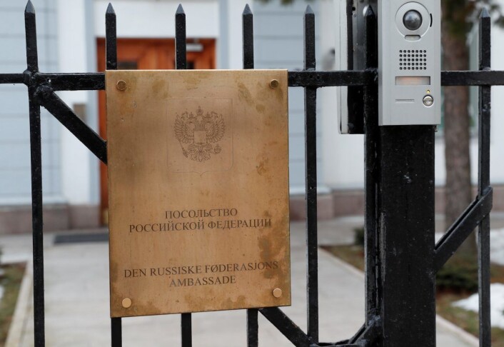 Siden april har Russlands ambassade forsøkt å finne ut hvem som skal håndheve fyringsforbudet og hvor de kan søke dispenasasjon inntil de gamle bygningene på Skarpsno får moderne fyringsanlegg. Foto: Terje Bendiksby / NTB scanpix Siden april har Russlands ambassade forsøkt å finne ut hvem som skal håndheve fyringsforbudet og hvor de kan søke dispenasasjon inntil de gamle bygningene på Skarpsno får moderne fyringsanlegg. Foto: Terje Bendiksby / NTB scanpix