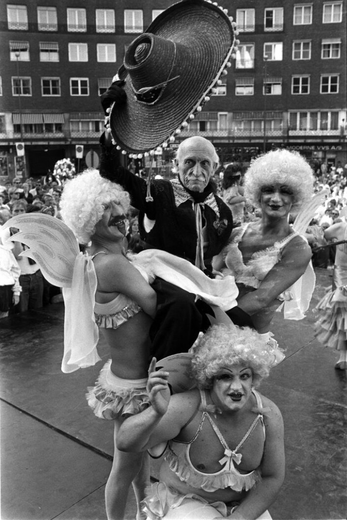 Advokat og byoriginal Peder Hermansen sto for den offisielle åpningen av 1985-karnevalet i Oslo. Her er Hermansen i flott kostyme sammen med tre "damer" i kostymer, 31. mai 1985. Foto: Erik Thorberg / NTB / Scanpix Advokat og byoriginal Peder Hermansen sto for den offisielle åpningen av 1985-karnevalet i Oslo. Her er Hermansen i flott kostyme sammen med tre "damer" i kostymer, 31. mai 1985. Foto: Erik Thorberg / NTB / Scanpix