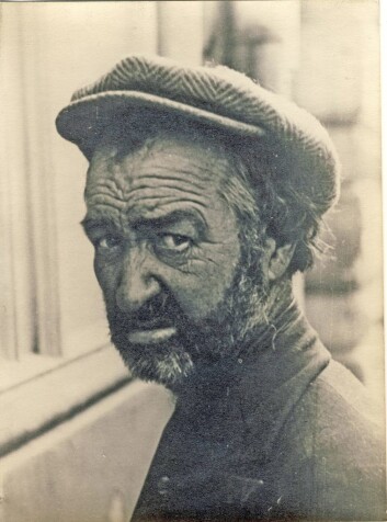 Luse-Frantz, eller Frithjof Kristiansen som han egentlig het, var et fast innslag i bybildet gjennom flere tiår. Foto utlånt av Olav Mariussen. Luse-Frantz, eller Frithjof Kristiansen som han egentlig het, var et fast innslag i bybildet gjennom flere tiår. Foto utlånt av Olav Mariussen.